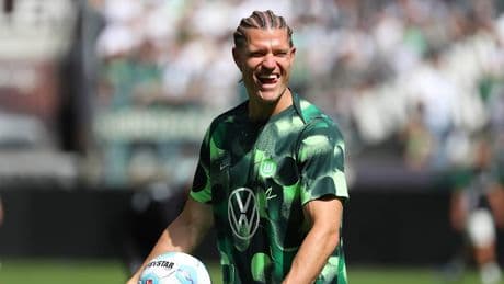 Überraschung beim VfL Wolfsburg - Skandal-Stürmer Behrens trägt Maisreihe auf Kopf