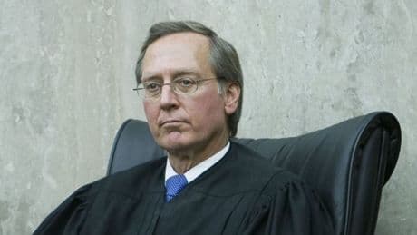 La dura sentencia del juez John D. Bates que reprocha a Sánchez los impagos de las renovables