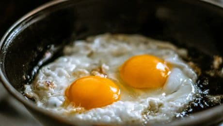 Los dos ingredientes que tú también tienes en casa con los que hacer huevos fritos 10 veces más ricos