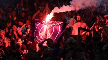 PSG : après le sacre en Ligue des champions, des supporters parisiens arrachent les filets et la pelouse de Munich