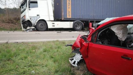 Landkreis Ansbach: Pkw kollidiert mit Lkw - 68-jähriger Autofahrer stirbt