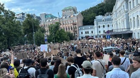 En direct, guerre en Ukraine : Volodymyr Zelensky assure que les instances anticorruption ukrainiennes vont « continuer à faire leur travail » après l’adoption d’une loi revenant sur leur indépendance