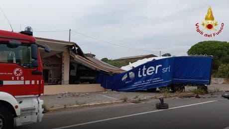 Capalbio, tir colpisce auto sull'Aurelia e sfonda edificio: un morto e due feriti