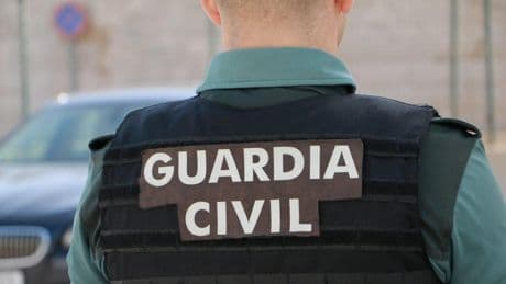 Agentes de la UCO registran un domicilio en Santiago de Compostela por delitos fiscales