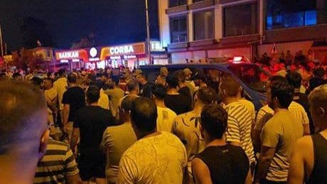 Taşkınlık çıkarıp, 1 kişiyi bıçakladılar! Linçten ekipler kurtardı