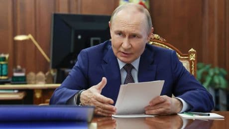 Putin accerchiato mischia le carte. "Accordo nucleare il passo per la pace"