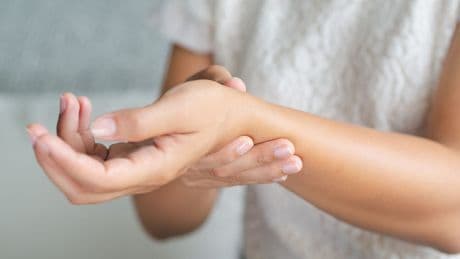 Handgelenk geschwollen? Das sind häufige Ursachen