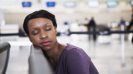 Vooral bij reizen naar het oosten is herstel na de vliegreis traag: hoe voorkom je een jetlag?