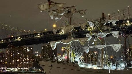 Zeilschip Mexicaanse marine vaart tegen Brooklyn Bridge