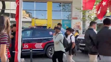 Kadıköy'de CHP standında 15 yaşındaki çocuğa yumruklu saldırı