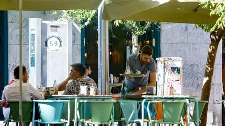 Uno de cada tres españoles no puede pagarse una semana de vacaciones al año