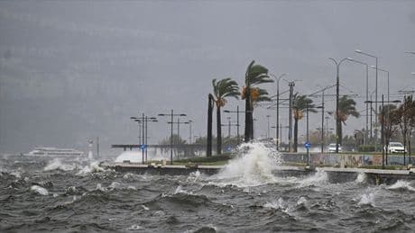 İzmir'de vapur seferleri iptal edildi