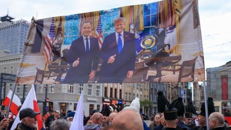 Violencia, prostitución y apoyo de Trump: el revuelo en torno al candidato ultraconservador enturbia las presidenciales en Polonia