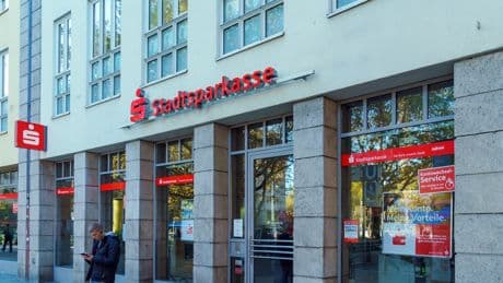 Mega-Summen: Gehälter deutscher Sparkassen-Manager brechen alle Rekorde