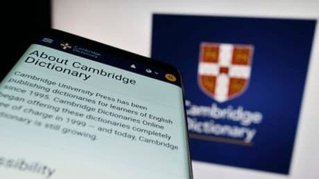 Jugendsprache: Cambridge Dictionary nimmt Wörter wie »tradwife« und »delulu« auf