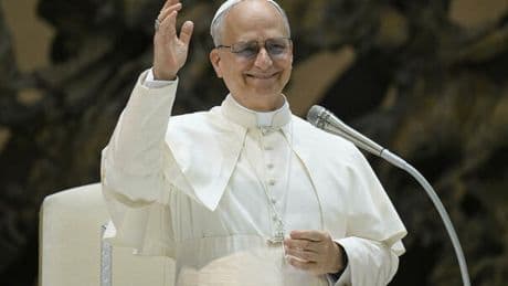 Papa Leone per la prima volta si affaccia dal Palazzo apostolico: «Invoco coraggio per chi cerca dialogo e pace»