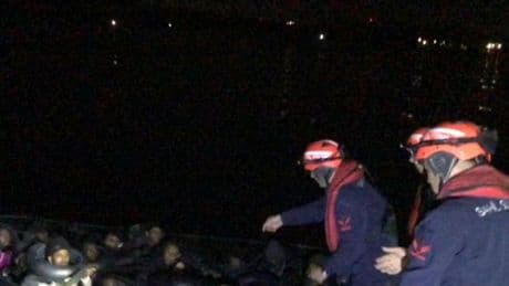 Çeşme açıklarında 48 düzensiz göçmen yakalandı