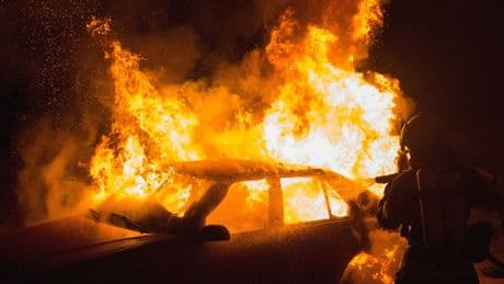 Seis vehículos arrasados y numerosos dañados en un incendio en un garaje de Madrid