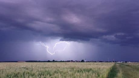 „Dampfig und nicht mehr ganz so heiß“ – Gewitter und Unwetter ziehen herauf