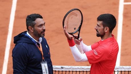 Djokovic vence en primera ronda y lidera una revuelta en la central de Roland Garros: "Fermer le toit!"