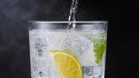 ¿Qué tan saludable es el agua con gas, el zumo casero recién exprimido, la gaseosa, la tónica o el bíter?