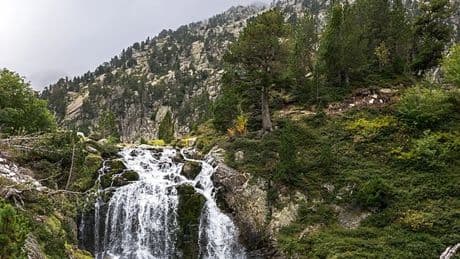 La ruta de senderismo a una preciosa cascada de aguas glaciares en los Pirineos