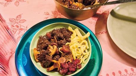 Geschmortes Rehragout mit Pilzen: Trost im Schmortopf