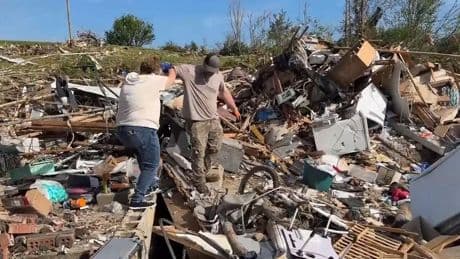 Wirbelsturm in den USA: Familie flieht vor Tornado in Schrank – dann ist ihr Haus weg