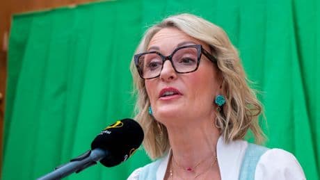 Traumhaus wird zu Schimmel-Schock: Monika Gruber fordert 3,2 Millionen Euro zurück