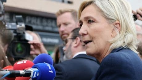 Marine Le Pen juge qu'"Emmanuel Macron n'a jamais rien fait pour lutter contre l'immigration irrégulière"