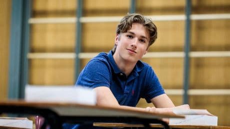 Tygo en Noah worstelen zich door ’makkelijk’ examen geschiedenis: ’Waarom was 5 mei 1945 belangrijk?’