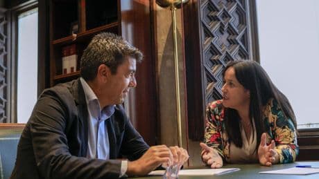 Mazón se compromete con la alcaldesa de Catarroja a crear un protocolo ante emergencias