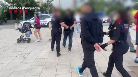 Más de 500 euros por una entrada falsa para el Barça-Real Madrid: los Mossos detienen a dos estafadores en Montjuïc