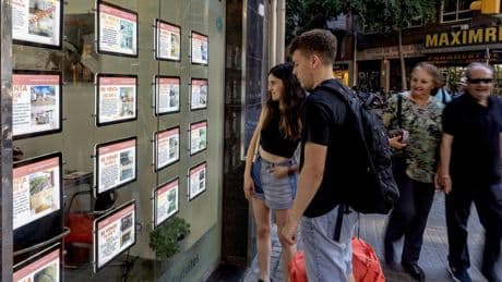 El temor a precios más altos y las hipotecas baratas impulsan otro mes la venta de viviendas