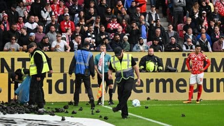 Fußball-Bundesliga: Toppmöller kritisiert Werfen von Gegenständen im Derby