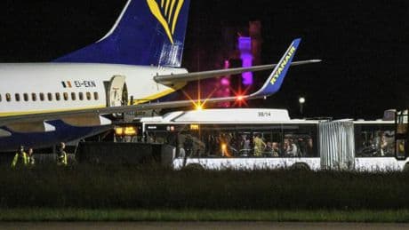 „Ich dachte, das Flugzeug bricht auseinander“ – Ryanair-Maschine muss notlanden
