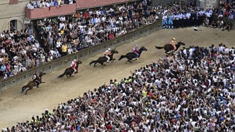 La contrada del Valdimontone conquista il Palio di Siena. Trionfa Gingillo su Anda e Bola
