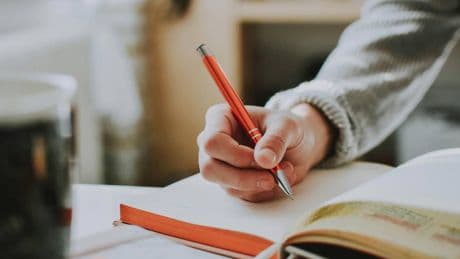 Caro scuola, la stangata sugli studenti: +24% su prezzi di libri e alloggi. Ecco tutti gli aumenti