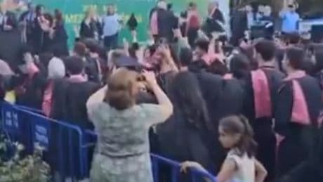 İstanbul Üniversitesi mezuniyetinde öğrencilerin "Hak, hukuk, adalet" sloganı müzikle bastırılmaya çalışıldı