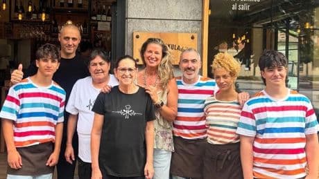 Anne Igartiburu regresa a su tierra y reparte amor en un conocido restaurante de Bakio