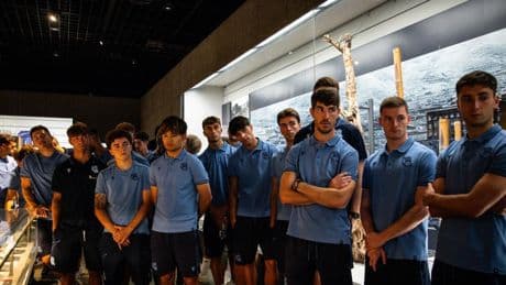 La Real Sociedad rinde homenaje en el lugar donde cayó la bomba atómica en Nagasaki