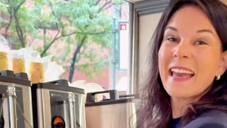 Im Bagel-Shop verspricht Baerbock, weiter „Content“ zu liefern