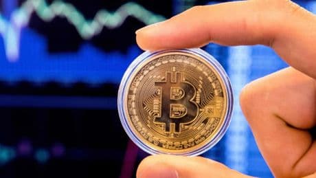 "Mieux que l'or": la banque Standard Chartered recommande d'acheter du bitcoin "maintenant"