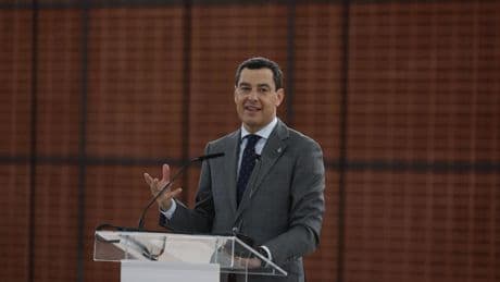 Juanma Moreno: "Si Sánchez sobrevive y hace coincidir las elecciones generales y andaluzas me favorecerá"
