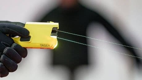Dobrindt will Taser für die Bundespolizei: „Ich bin davon überzeugt, dass der Einsatz von Tasern zwingend notwendig ist“