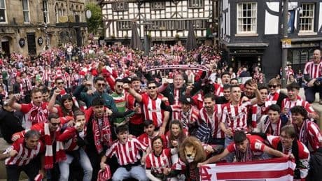 La afición del Athletic hace una nueva demostración de fidelidad en Manchester
