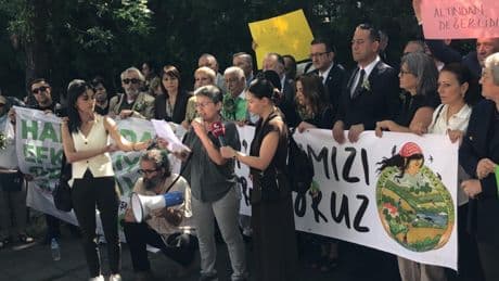 Çevre örgütleri, "Süper talan" yasasına karşı Meclis önünde açıklama yaptı