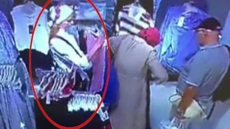 Fatih’te turist avına çıktı! Mağazada binlerce euro çalan kadın hırsız kamerada