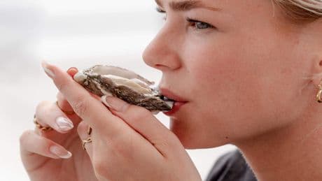 Oester in opmars, maar hoe moet je ’m nou eten? ’Ik zie weleens mensen die er dertig achter elkaar nemen’