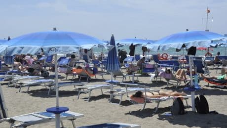 Spiagge vuote, i balneari: «Calo di presenze del 30%, vengono solo la domenica». Il Codacons: «Abbassare i prezzi»